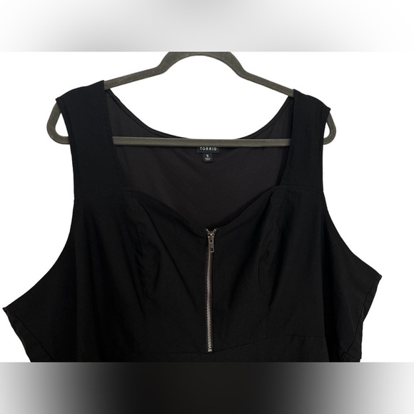 Torrid Peplum Bengaline Zipper Front
Tank in Black Size 5 (5X) Sweetheart Neck - Picture 4 of 5